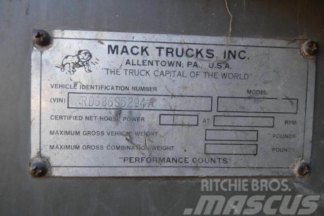 Mack RD686S Vattentankbilar