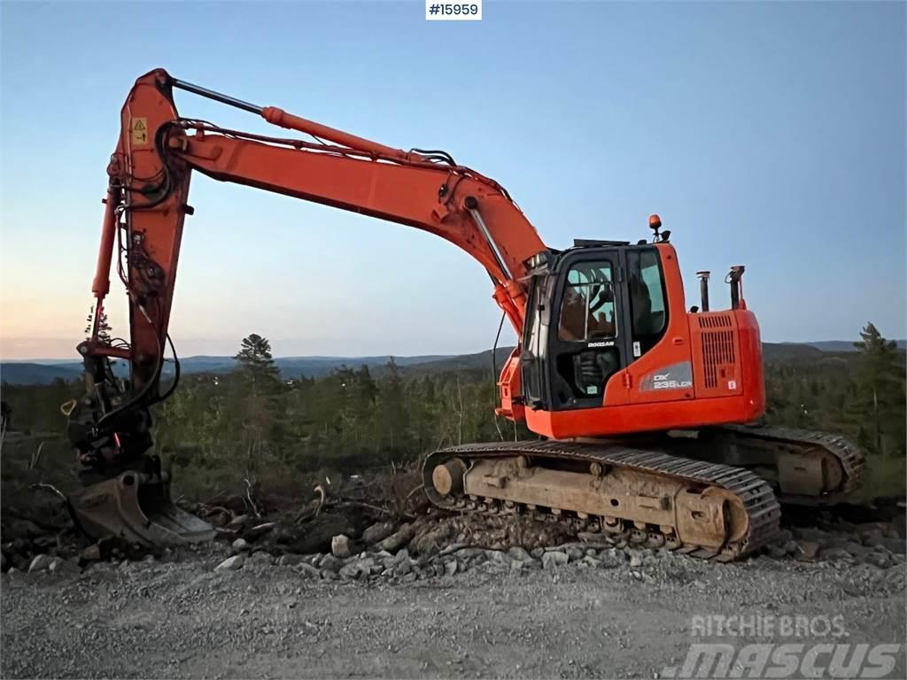 Doosan DX235LCR crawler excavator w/ GPS, bucket and tilt Bandgrävare