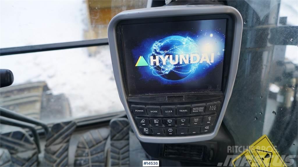 Hyundai HX520L digger w/ bucket. Bandgrävare