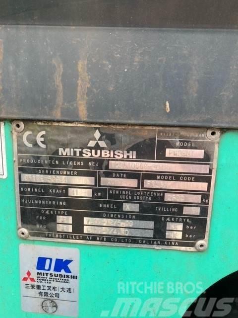 Mitsubishi FG25N Gasolmotviktstruckar