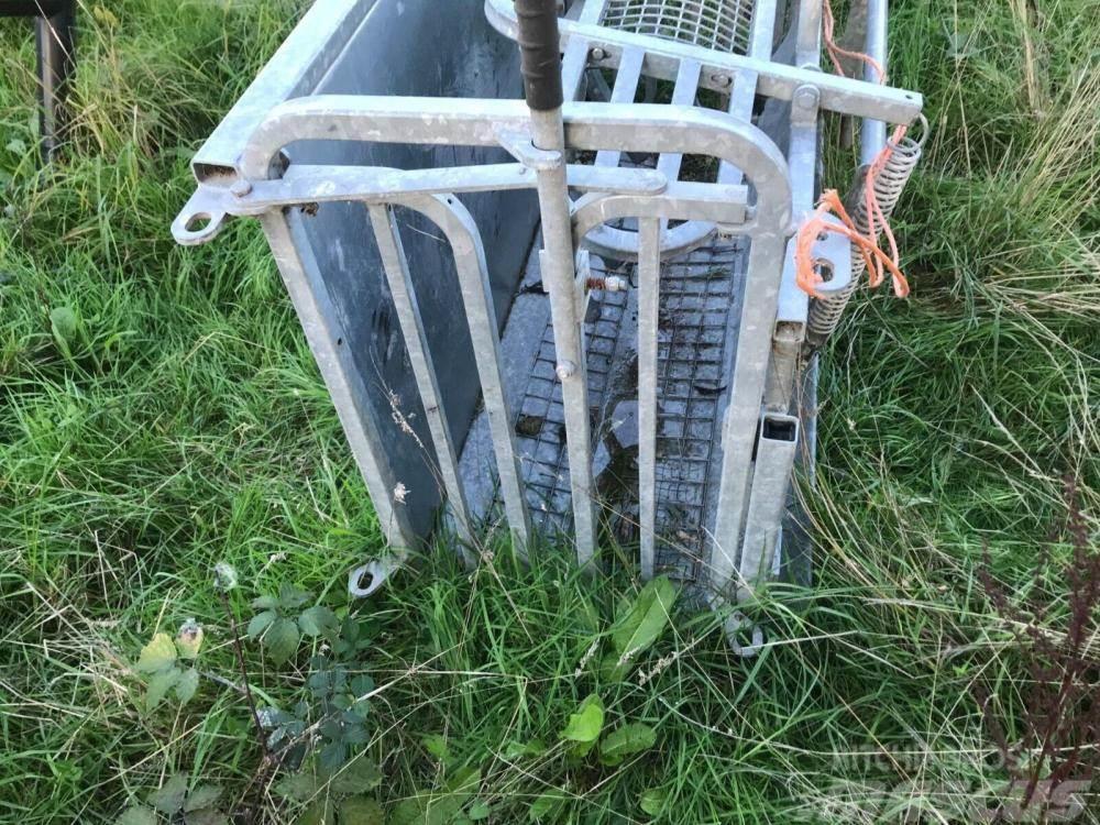 Ironworks sheep turn over crate lightly used Övrig inomgårdsutrustning