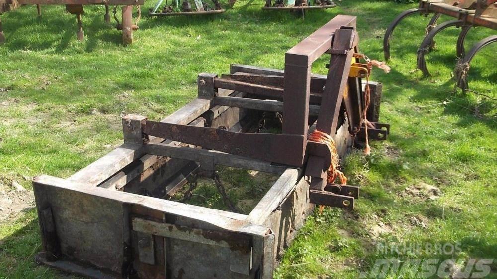  tractor mounted dung scraper £450 Sladdar