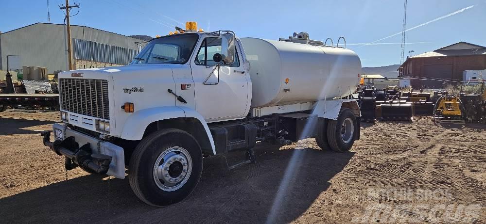  2,000 Gallon Water Truck Övrigt