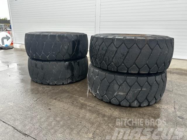 Liebherr solid wheels filled with elastomer Däck, hjul och fälgar