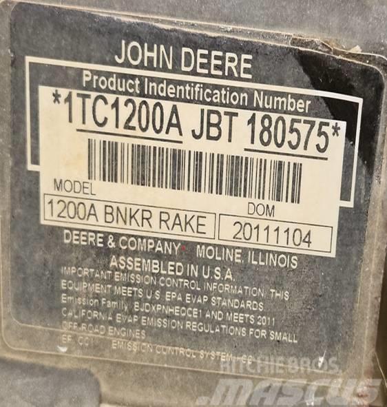 John Deere 1200 A Bunkerkrattor