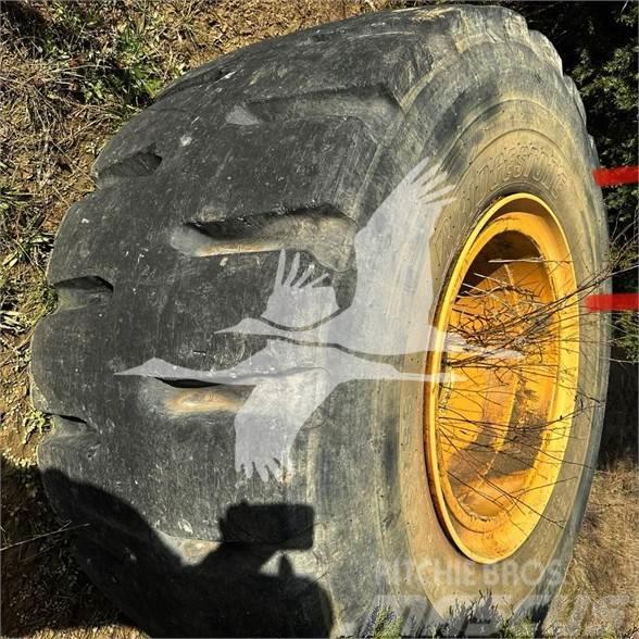 Bridgestone 35/65R33 Däck, hjul och fälgar