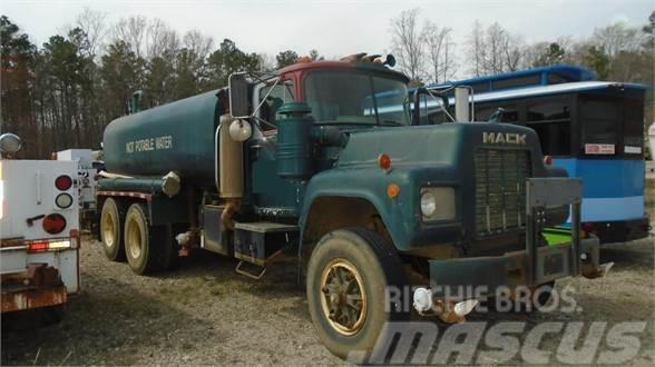 Mack RD685S Vattentankbilar