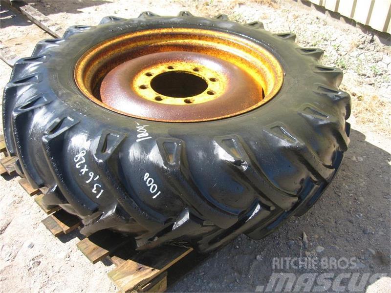 Bridgestone 13.6x28 dæk på 8 huls fælg Däck, hjul och fälgar