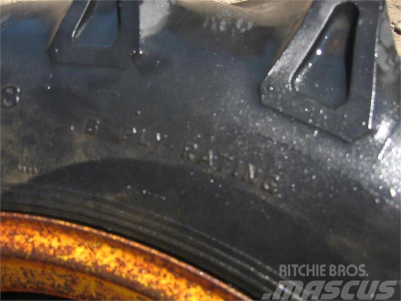 Bridgestone 13.6x28 dæk på 8 huls fælg Däck, hjul och fälgar