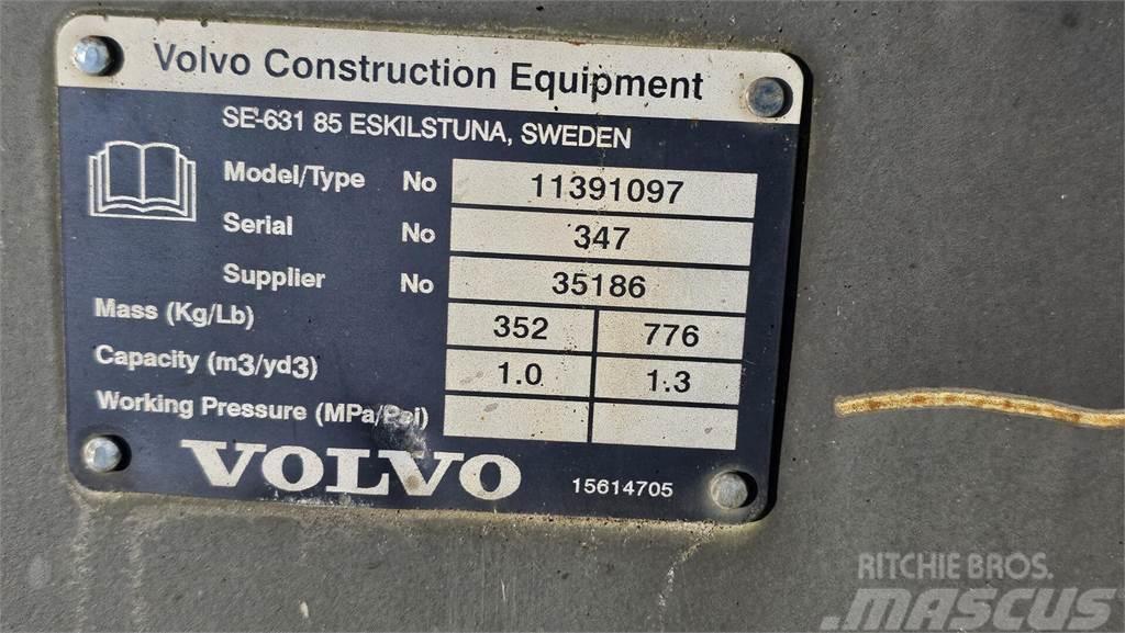 Volvo L30GS, maakauha, siipilumikauha ja trukkipiik Minilastare