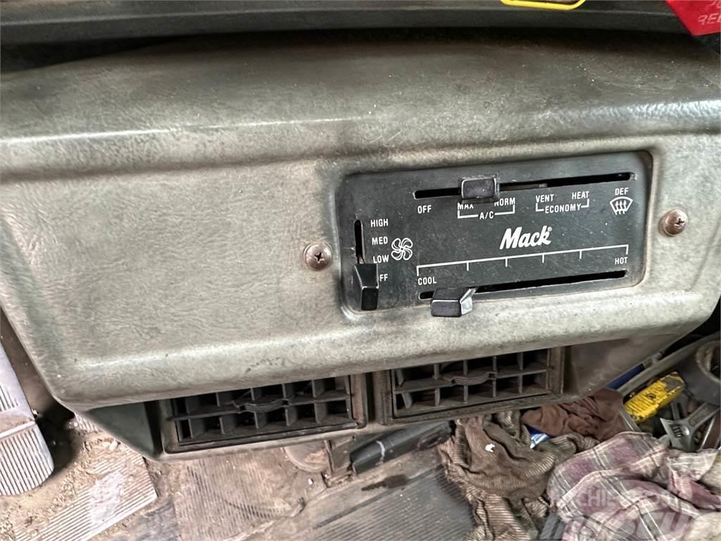 Mack DM690S Tippbilar